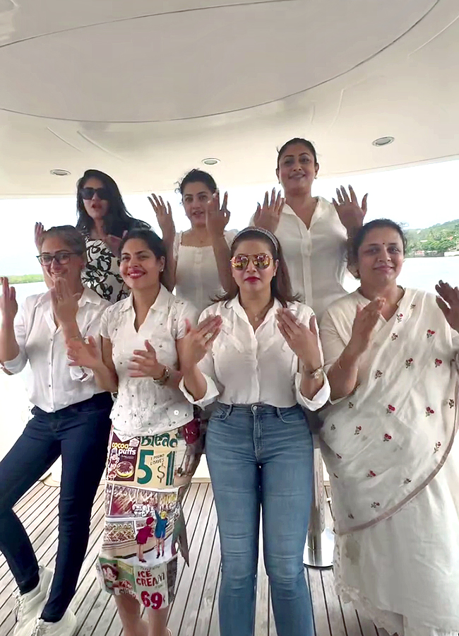 90s_20stars_20reunite_20in_20style_20for_20a_20joyful_20celebration_20in_20Goa_20__20_2816_29_0.jpg 16