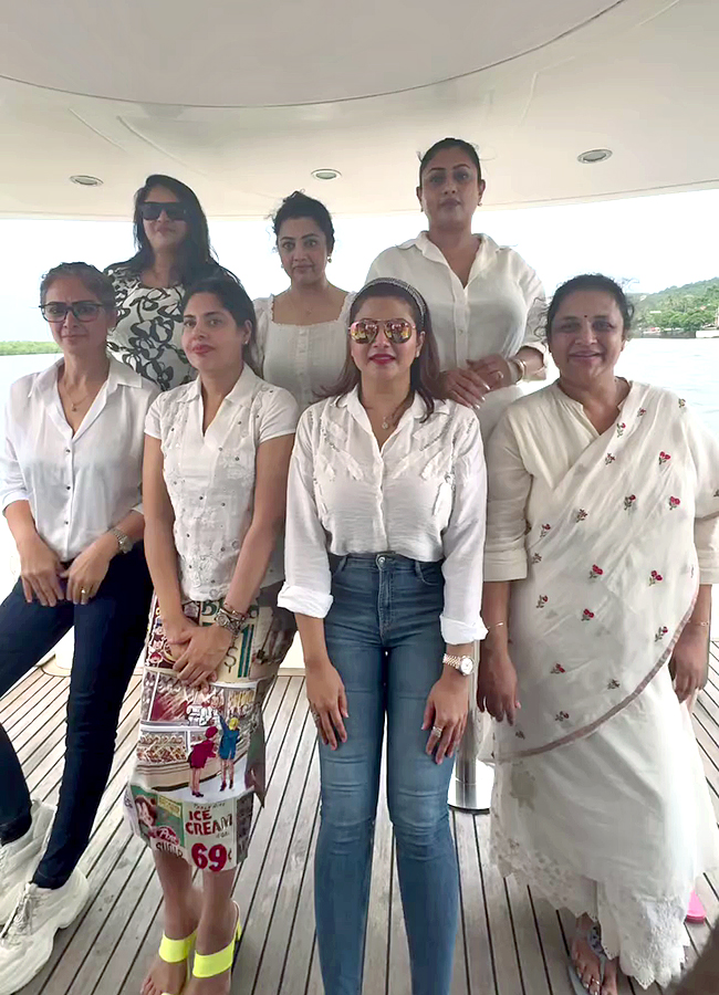 90s_20stars_20reunite_20in_20style_20for_20a_20joyful_20celebration_20in_20Goa_20__20_2818_29_0.jpg 18