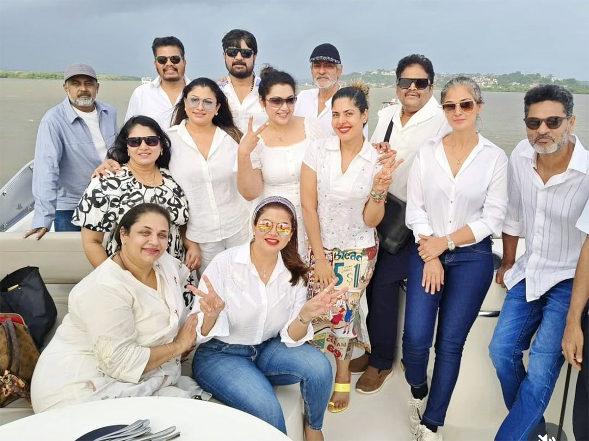 90s_20stars_20reunite_20in_20style_20for_20a_20joyful_20celebration_20in_20Goa_20__20_2819_29_0.jpg 19