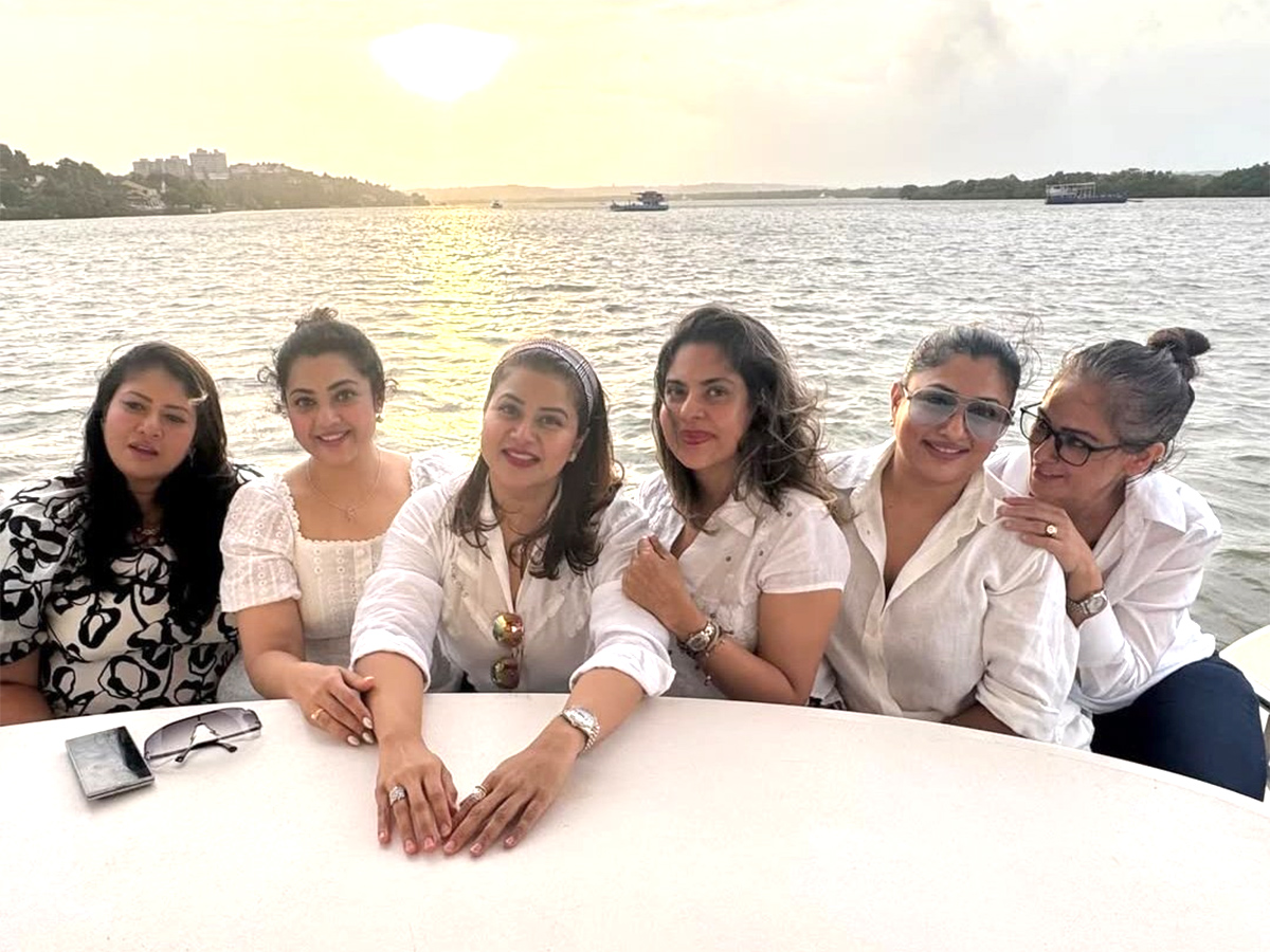 90s_20stars_20reunite_20in_20style_20for_20a_20joyful_20celebration_20in_20Goa_20__20_282_29_0.jpg 2