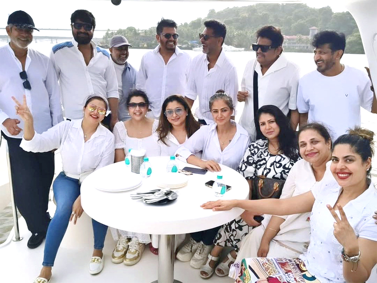 90s_20stars_20reunite_20in_20style_20for_20a_20joyful_20celebration_20in_20Goa_20__20_283_29_0.jpg 3