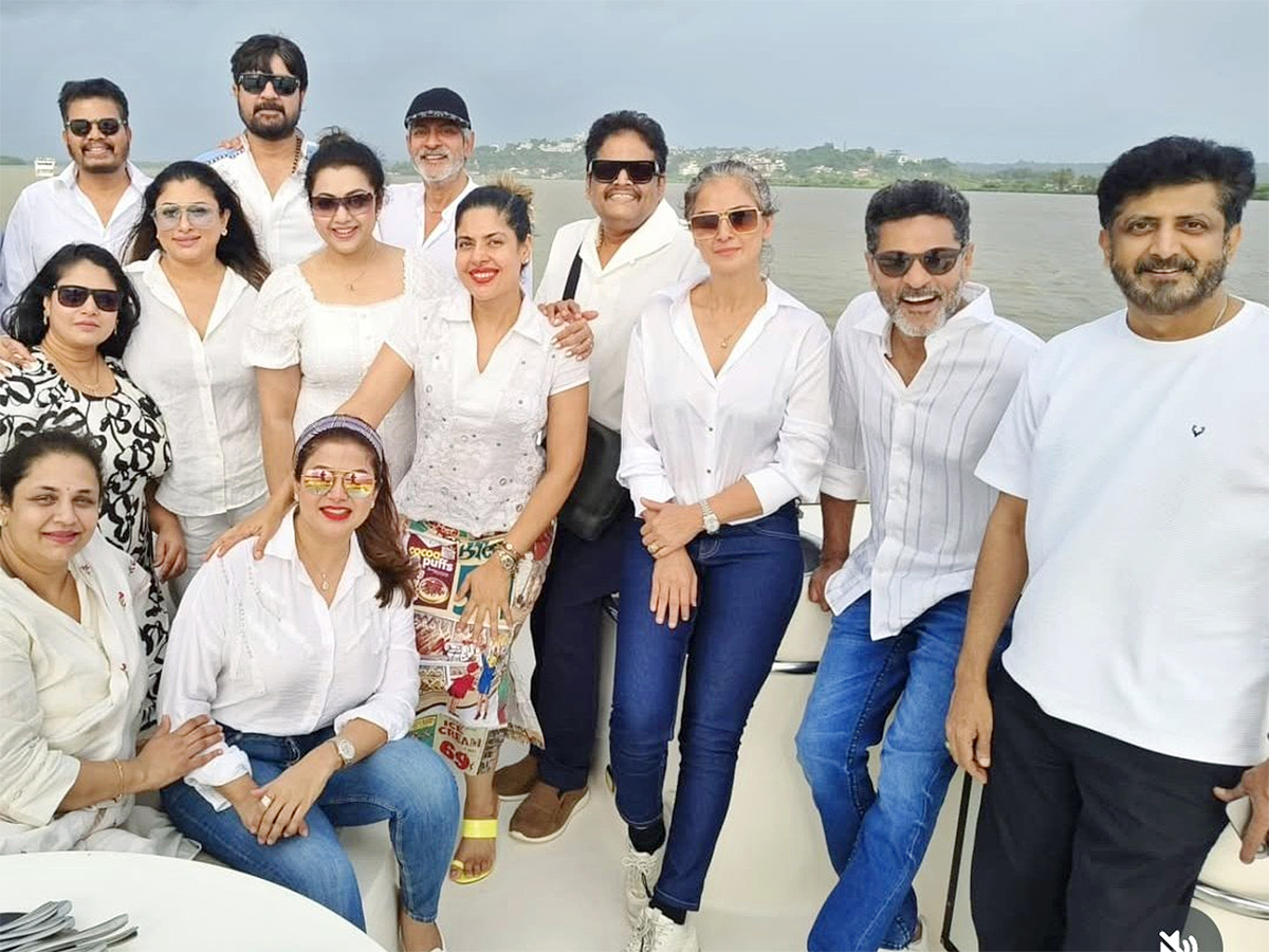 90s_20stars_20reunite_20in_20style_20for_20a_20joyful_20celebration_20in_20Goa_20__20_284_29_0.jpg 4