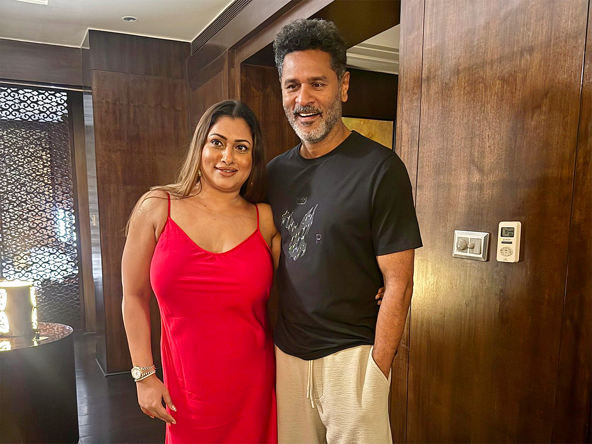 90s_20stars_20reunite_20in_20style_20for_20a_20joyful_20celebration_20in_20Goa_20__20_288_29_0.jpg 8