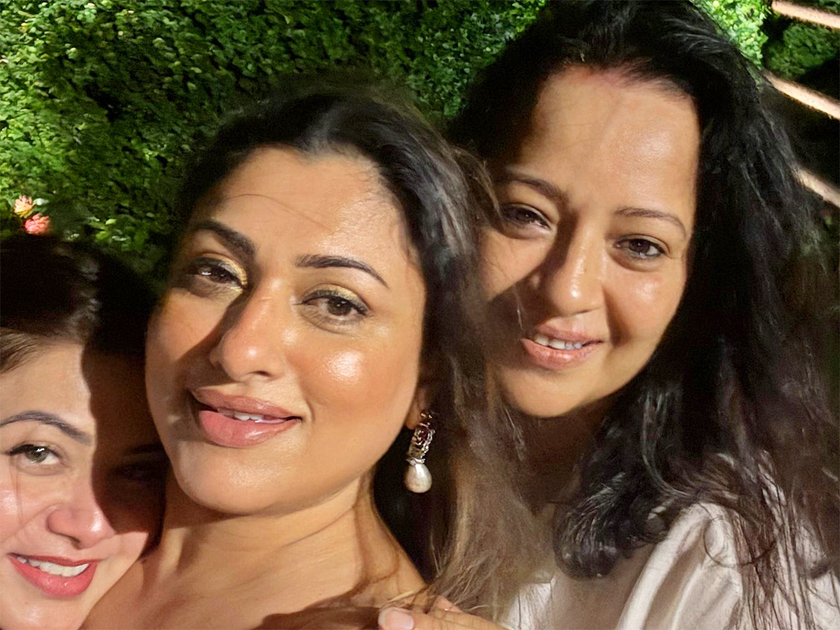 90s_20stars_20reunite_20in_20style_20for_20a_20joyful_20celebration_20in_20Goa_20__20_289_29_0.jpg 9
