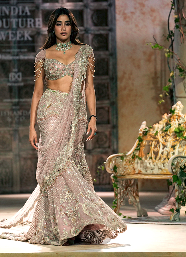 FDCI_20India_20Couture_20Week_202025_20Bollywood_20Actor_20Janhvi_20Kapoor_20Photos__20_2811_29.jpg 11