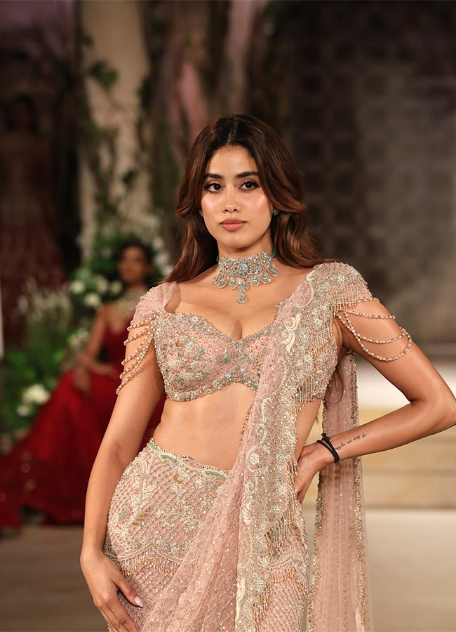 FDCI_20India_20Couture_20Week_202025_20Bollywood_20Actor_20Janhvi_20Kapoor_20Photos__20_2813_29.jpg 13