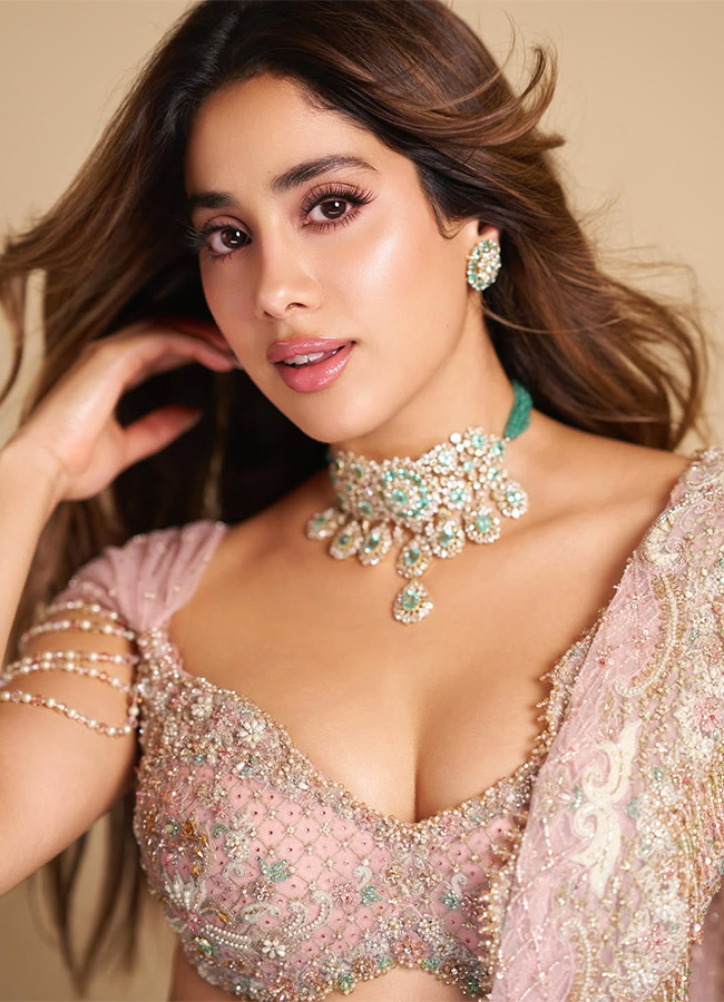 FDCI_20India_20Couture_20Week_202025_20Bollywood_20Actor_20Janhvi_20Kapoor_20Photos__20_2817_29.jpg 17