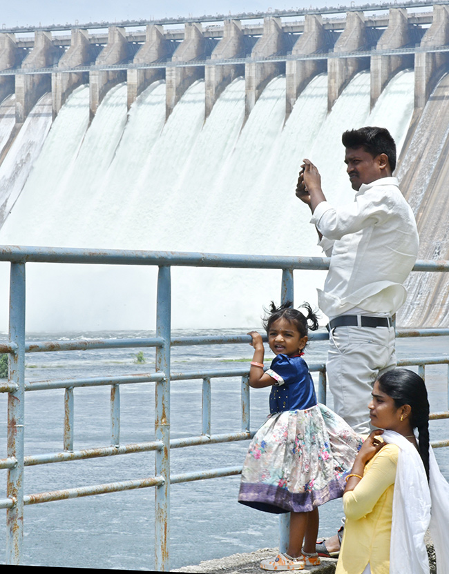 Nagarjuna_20Sagar_20Dam_20Gates_20Open_202025_20Photos_26.jpg 25