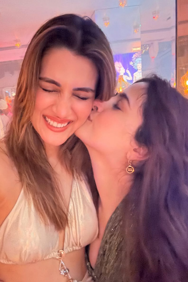 Actress_20Kriti_20Sanon_20Birthday_20Celebrations_20Photos_20_2811_29.jpg 12