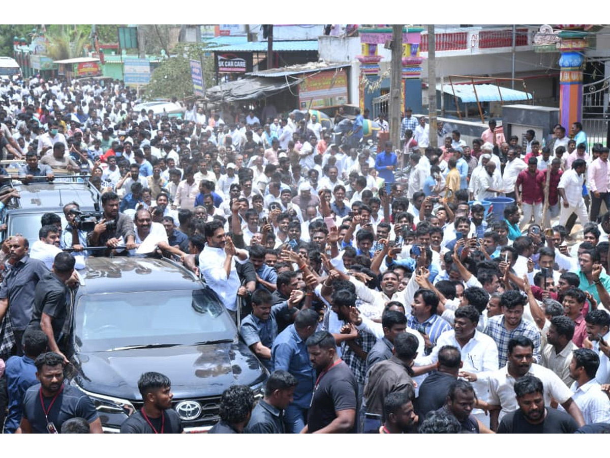 Huge_20Crowd_20At_20YS_20Jagan_20Nellore_20Tour_20Photos_20_2810_29.jpg 11