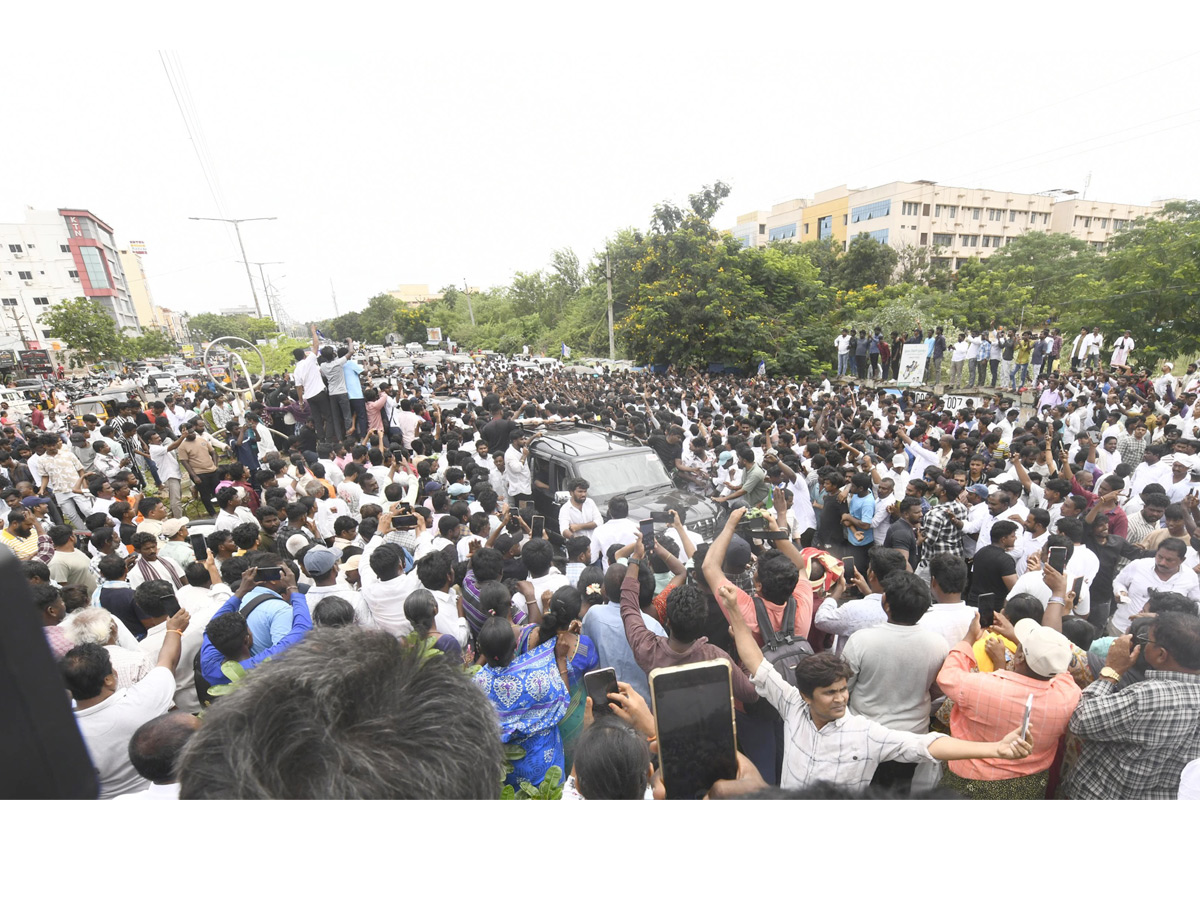 Huge_20Crowd_20At_20YS_20Jagan_20Nellore_20Tour_20Photos_20_2811_29.jpg 12
