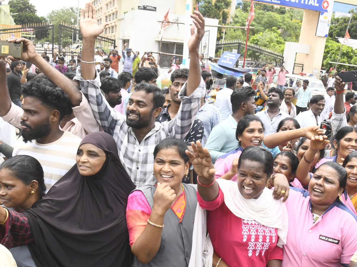 Huge_20Crowd_20At_20YS_20Jagan_20Nellore_20Tour_20Photos_20_2813_29.jpg 13