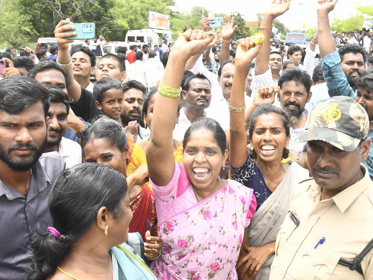 Huge_20Crowd_20At_20YS_20Jagan_20Nellore_20Tour_20Photos_20_2814_29.jpg 14