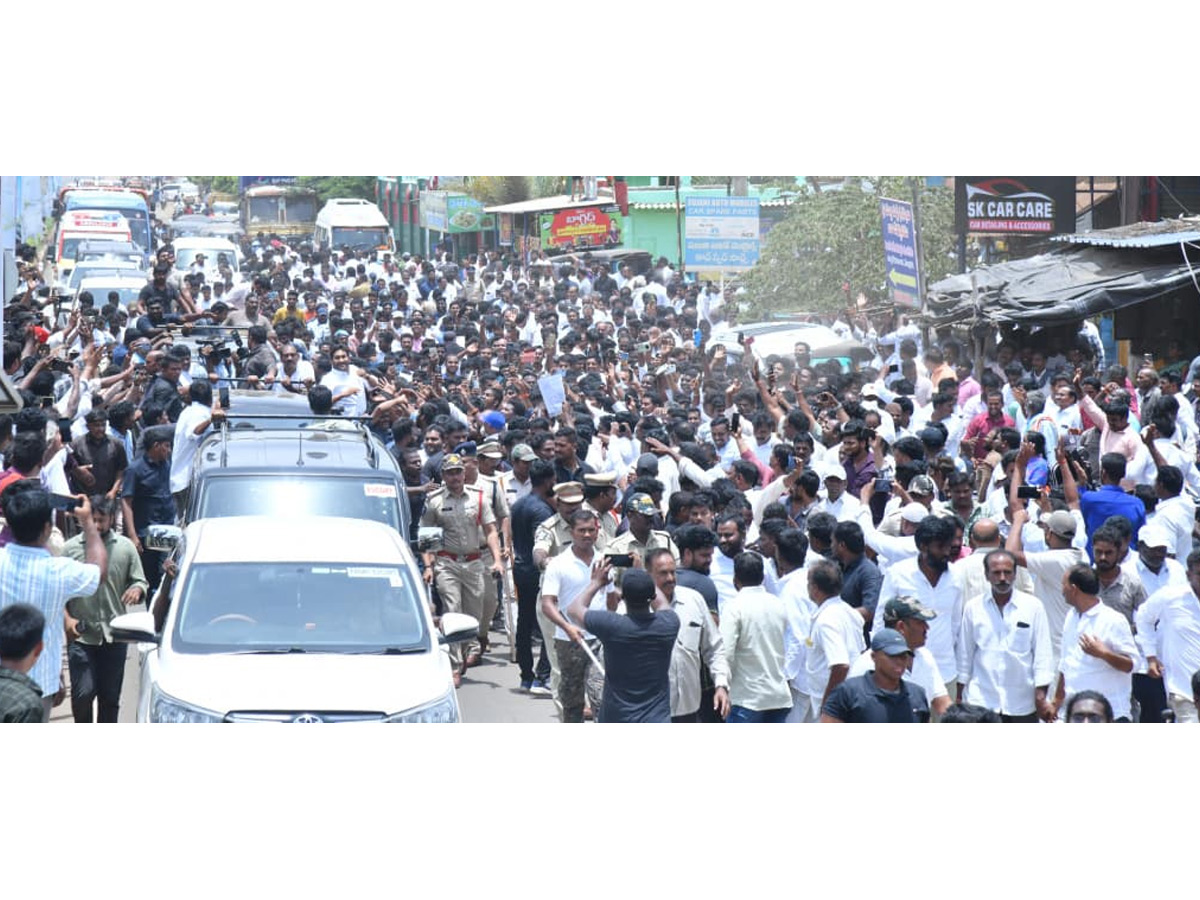 Huge_20Crowd_20At_20YS_20Jagan_20Nellore_20Tour_20Photos_20_281_29.jpg 2