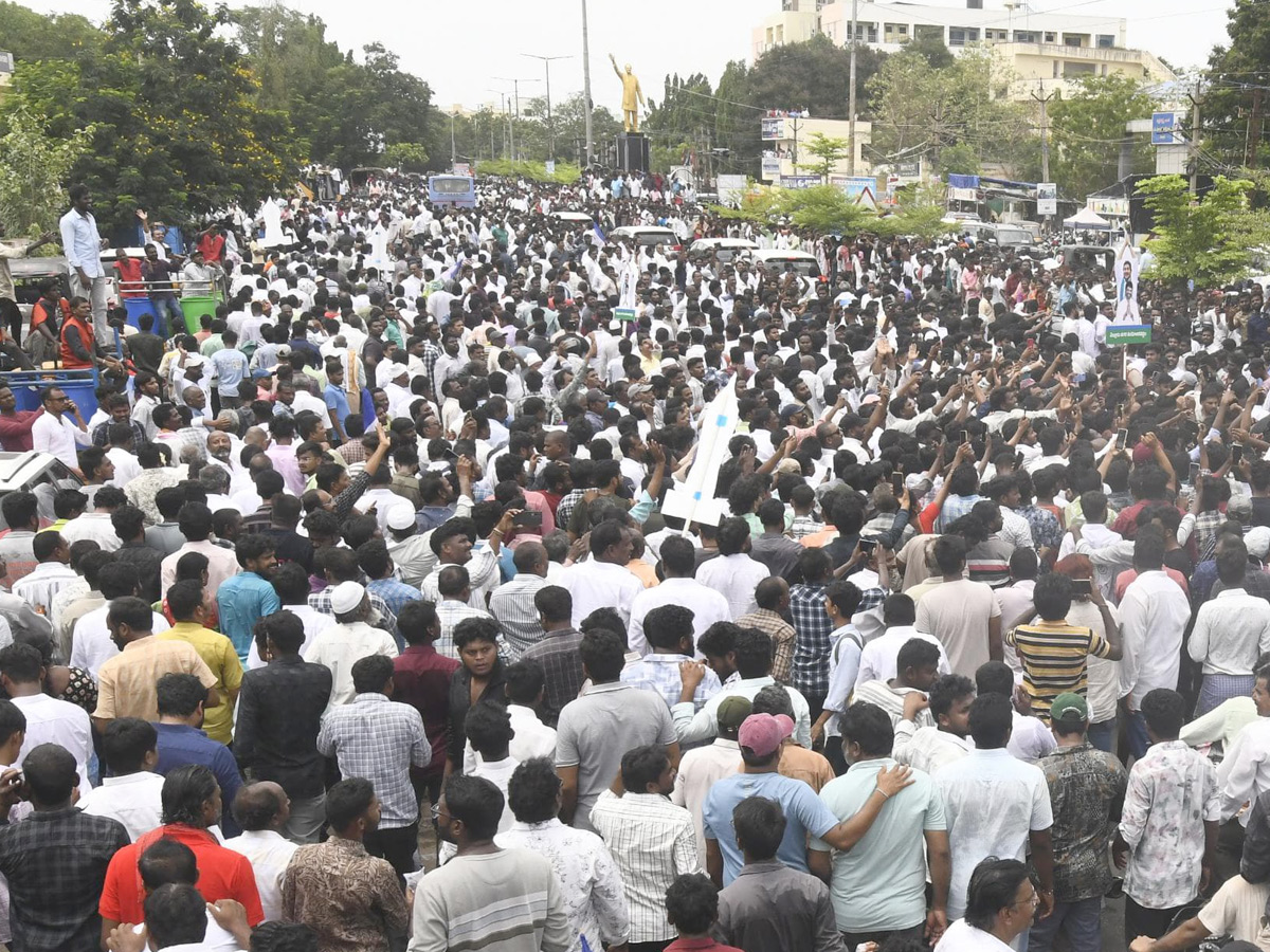 Huge_20Crowd_20At_20YS_20Jagan_20Nellore_20Tour_20Photos_20_282_29.jpg 3