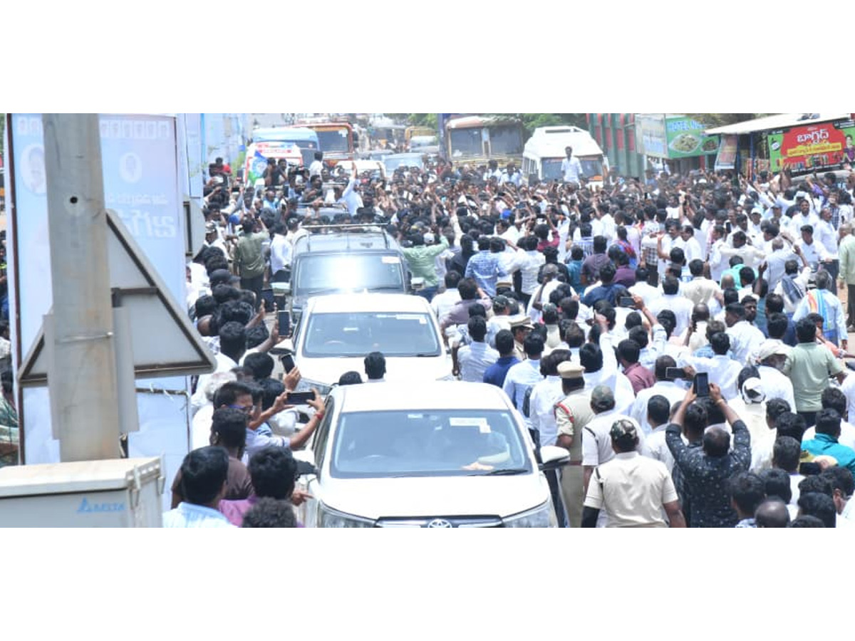 Huge_20Crowd_20At_20YS_20Jagan_20Nellore_20Tour_20Photos_20_283_29.jpg 4