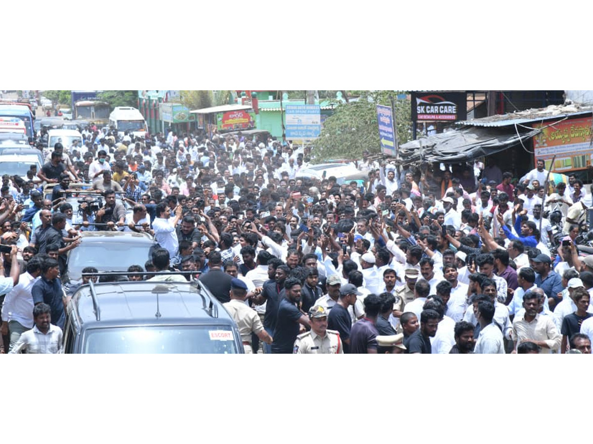 Huge_20Crowd_20At_20YS_20Jagan_20Nellore_20Tour_20Photos_20_287_29.jpg 8