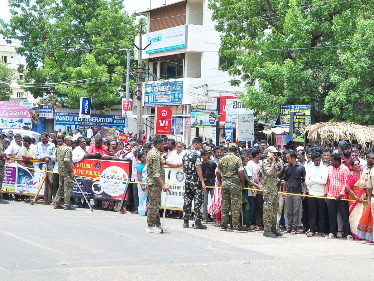 Nellore_20Police_20Over_20Action_20At_20YS_20Jagan_20Nellore_20Tour_20Photos_20_281_29.jpg 2