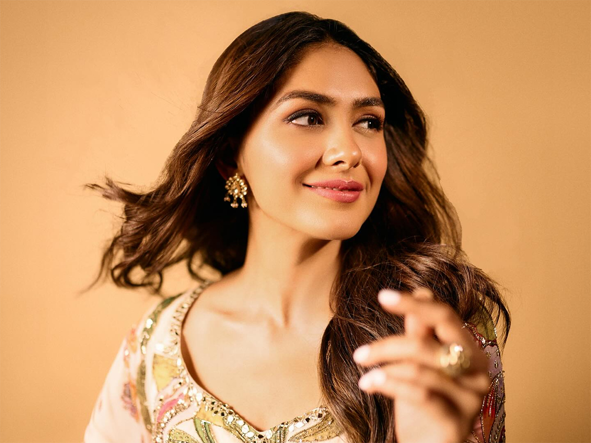 Tollywood_20Actress_20Mrunal_20Thakur_20Birthday_20Special_20Photos__20_2816_29_0.jpg 16