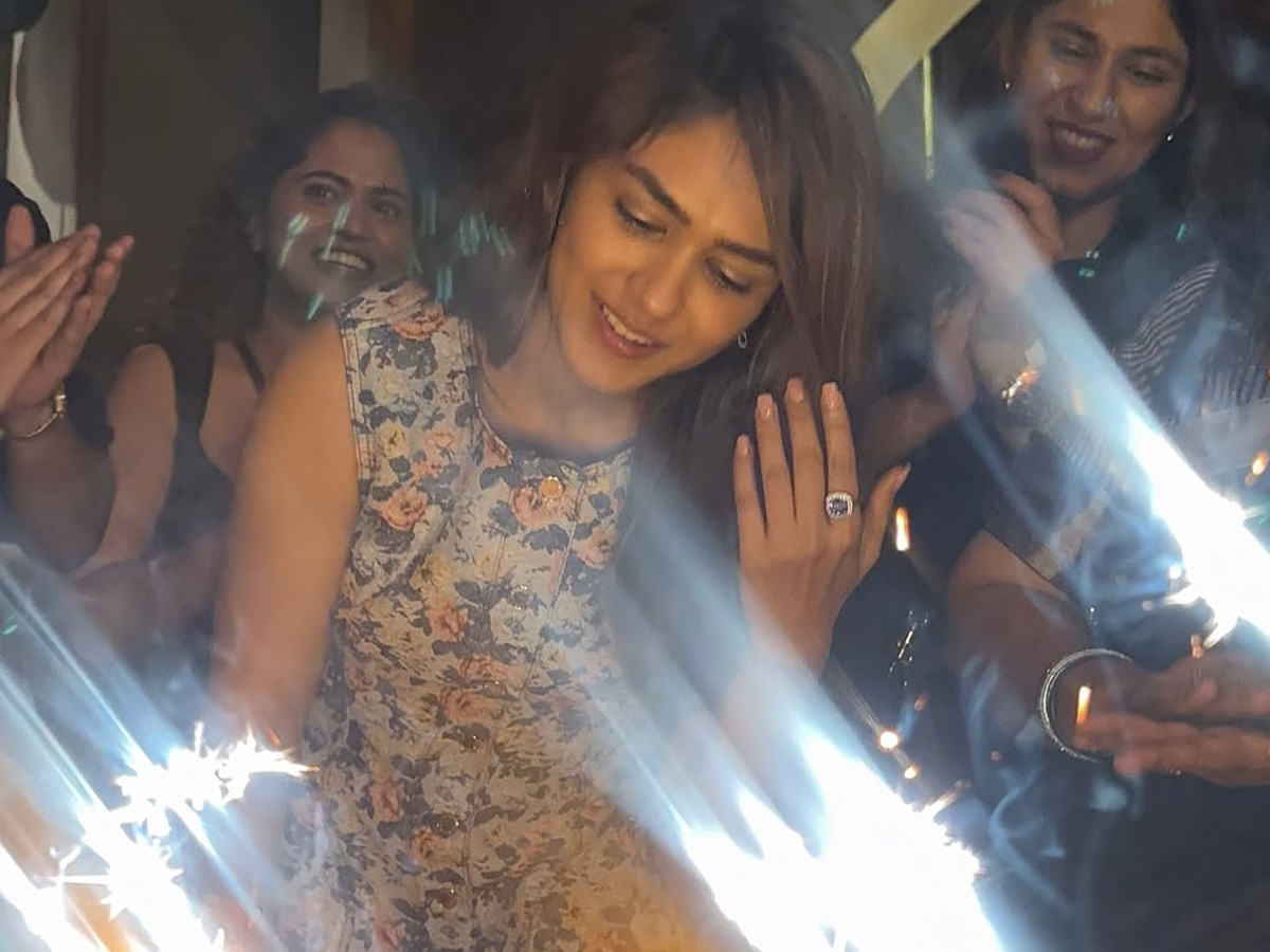 Actress_20Mrunal_20Thakur_20Grand_20Birthday_20Celebrations_20_289_29.jpg 10