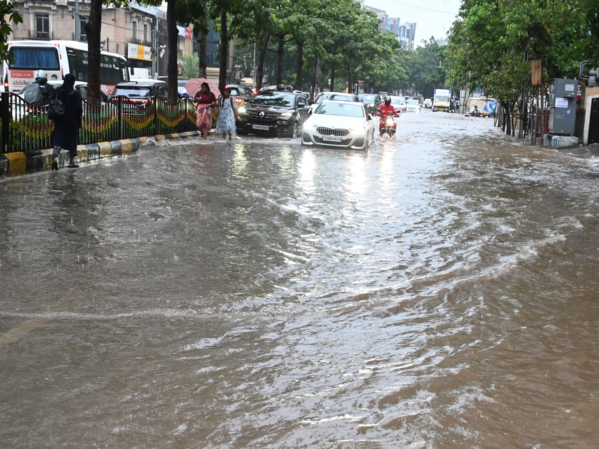 Rains_20in_20Hyd11_0.jpg 12