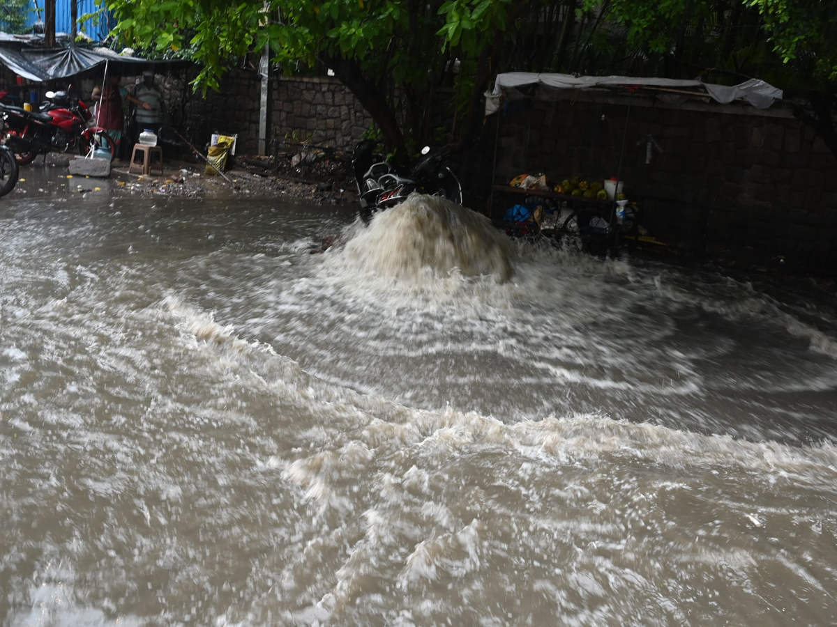 Rains_20in_20Hyd12_0.jpg 13