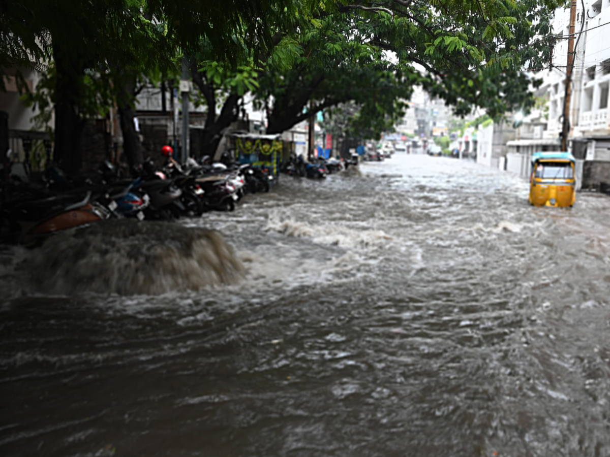 Rains_20in_20Hyd13_0.jpg 14