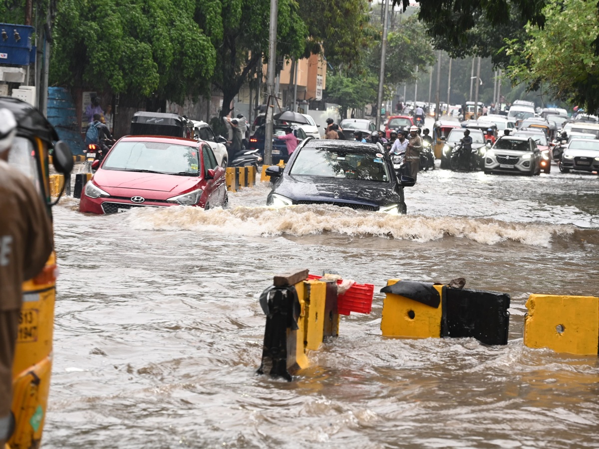 Rains_20in_20Hyd16.jpg 17