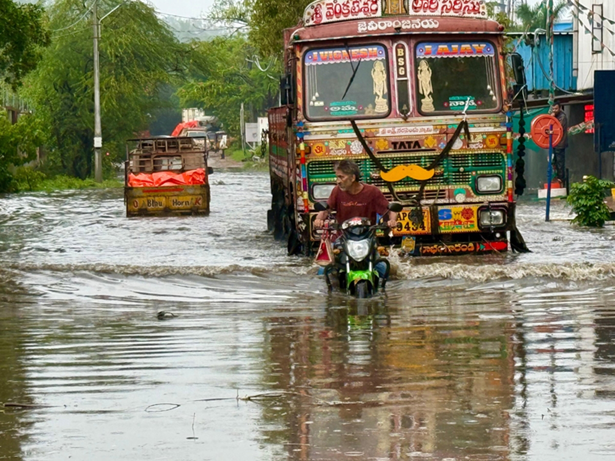 Rains_20in_20Hyd4_0.jpg 5