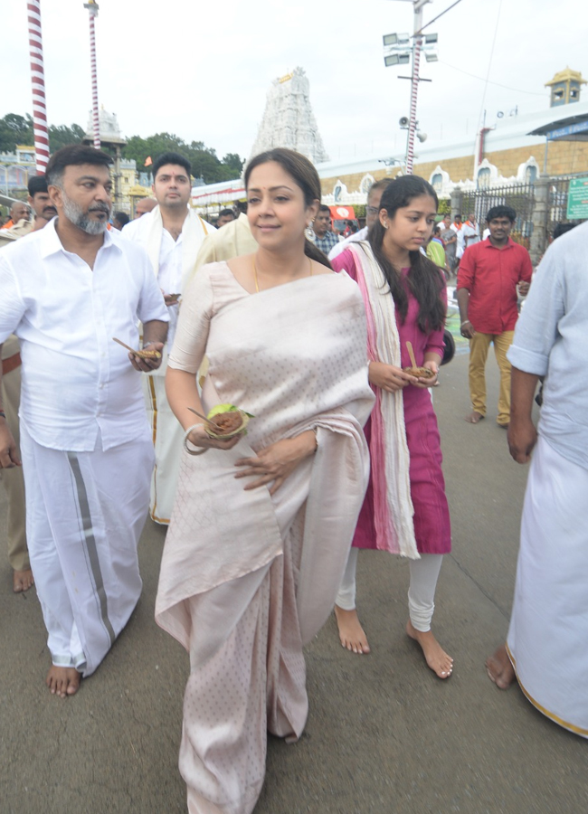 surya_20family_20at_20tirumala14.jpg 15