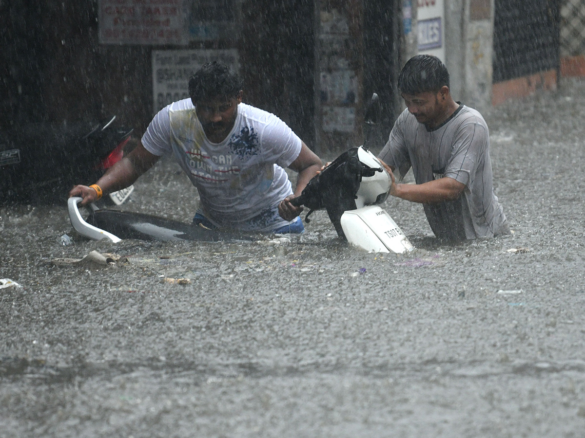 Hyderabad_20Rains_20_20Heavy_20Rain_20Lashes_20Hyderabad__20_2810_29.jpg 10