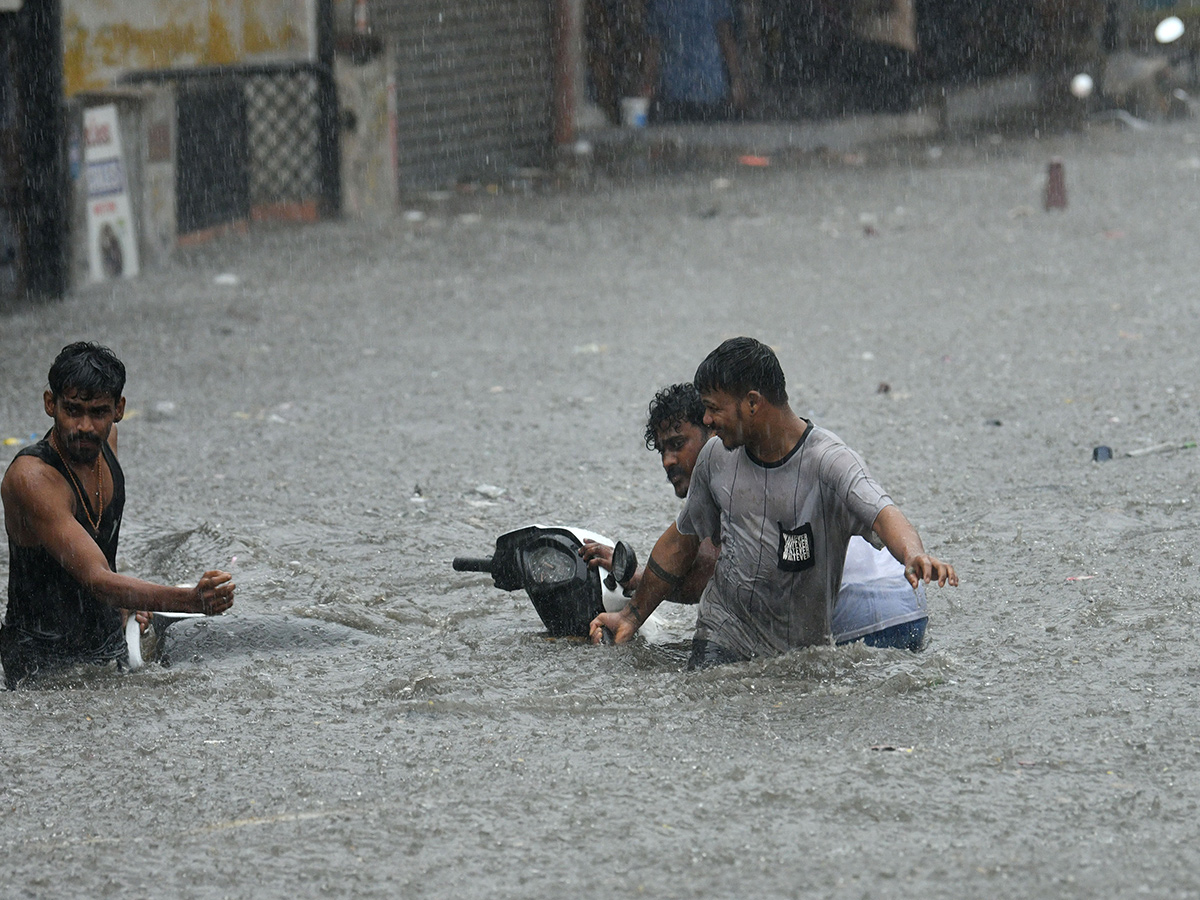 Hyderabad_20Rains_20_20Heavy_20Rain_20Lashes_20Hyderabad__20_2811_29.jpg 11