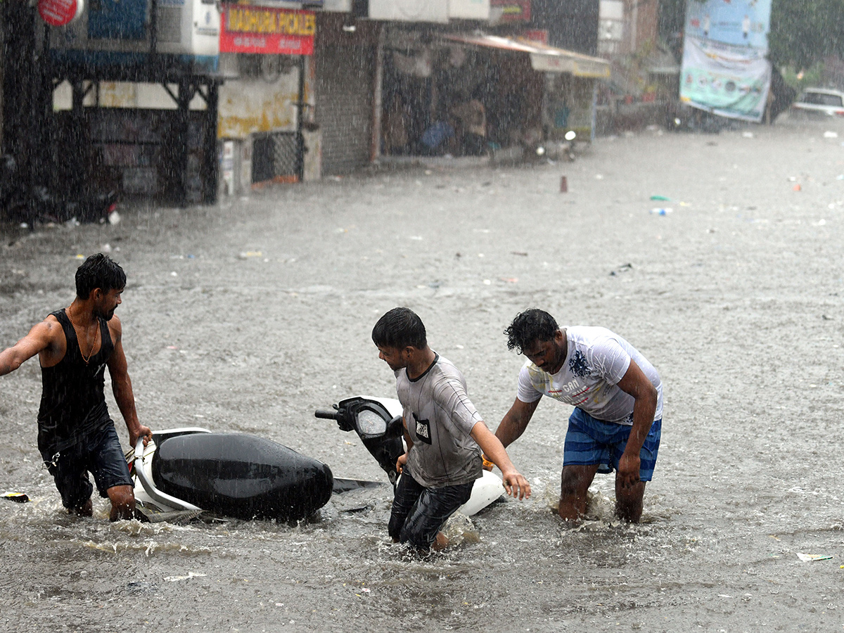 Hyderabad_20Rains_20_20Heavy_20Rain_20Lashes_20Hyderabad__20_2812_29.jpg 12