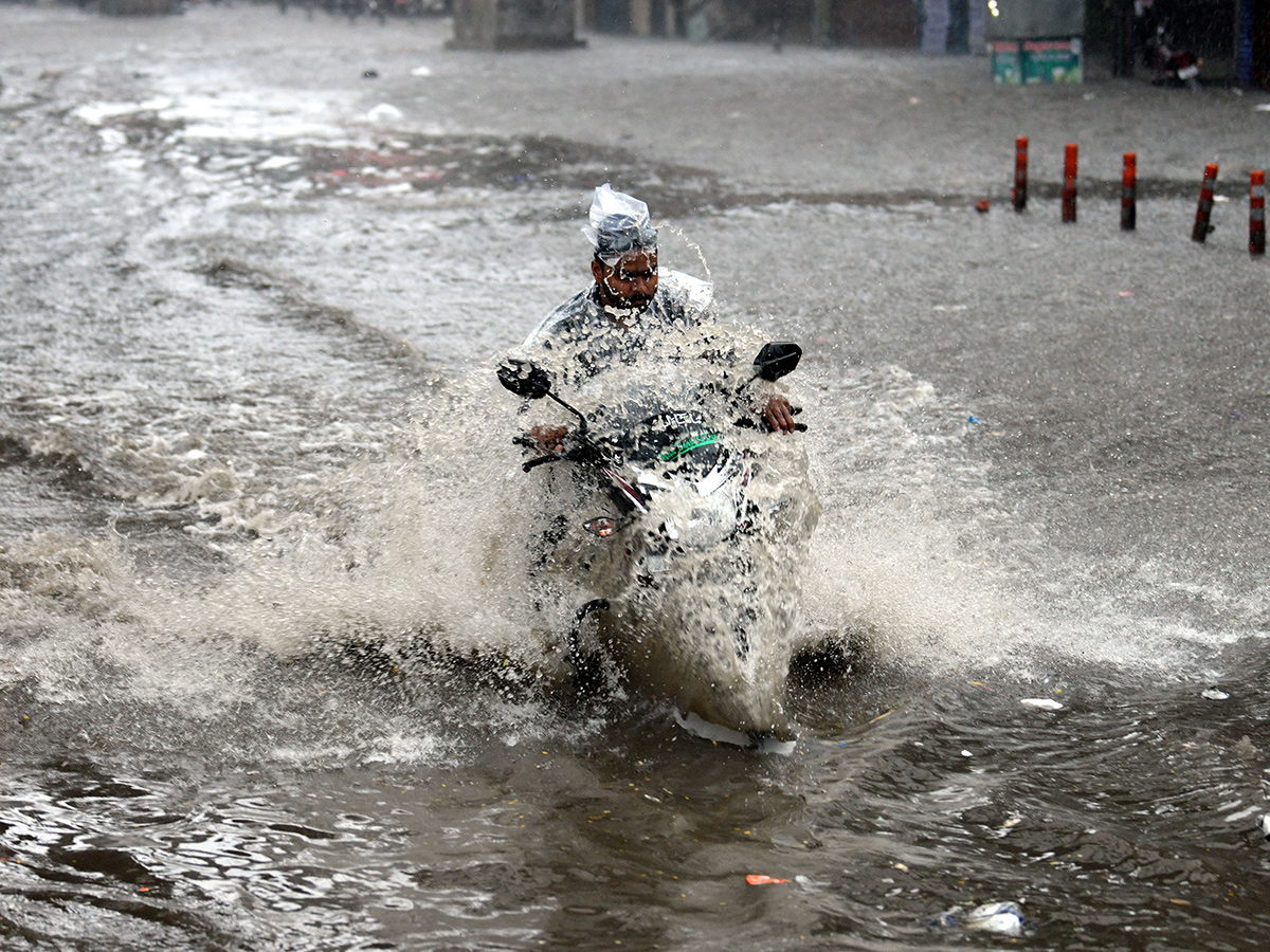 Hyderabad_20Rains_20_20Heavy_20Rain_20Lashes_20Hyderabad__20_2813_29.jpg 13