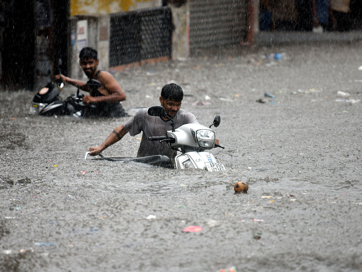Hyderabad_20Rains_20_20Heavy_20Rain_20Lashes_20Hyderabad__20_2814_29.jpg 14
