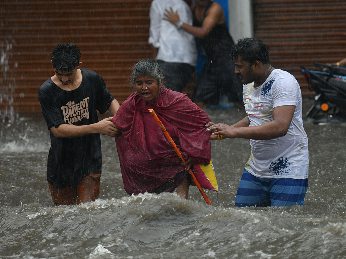 Hyderabad_20Rains_20_20Heavy_20Rain_20Lashes_20Hyderabad__20_2815_29.jpg 15