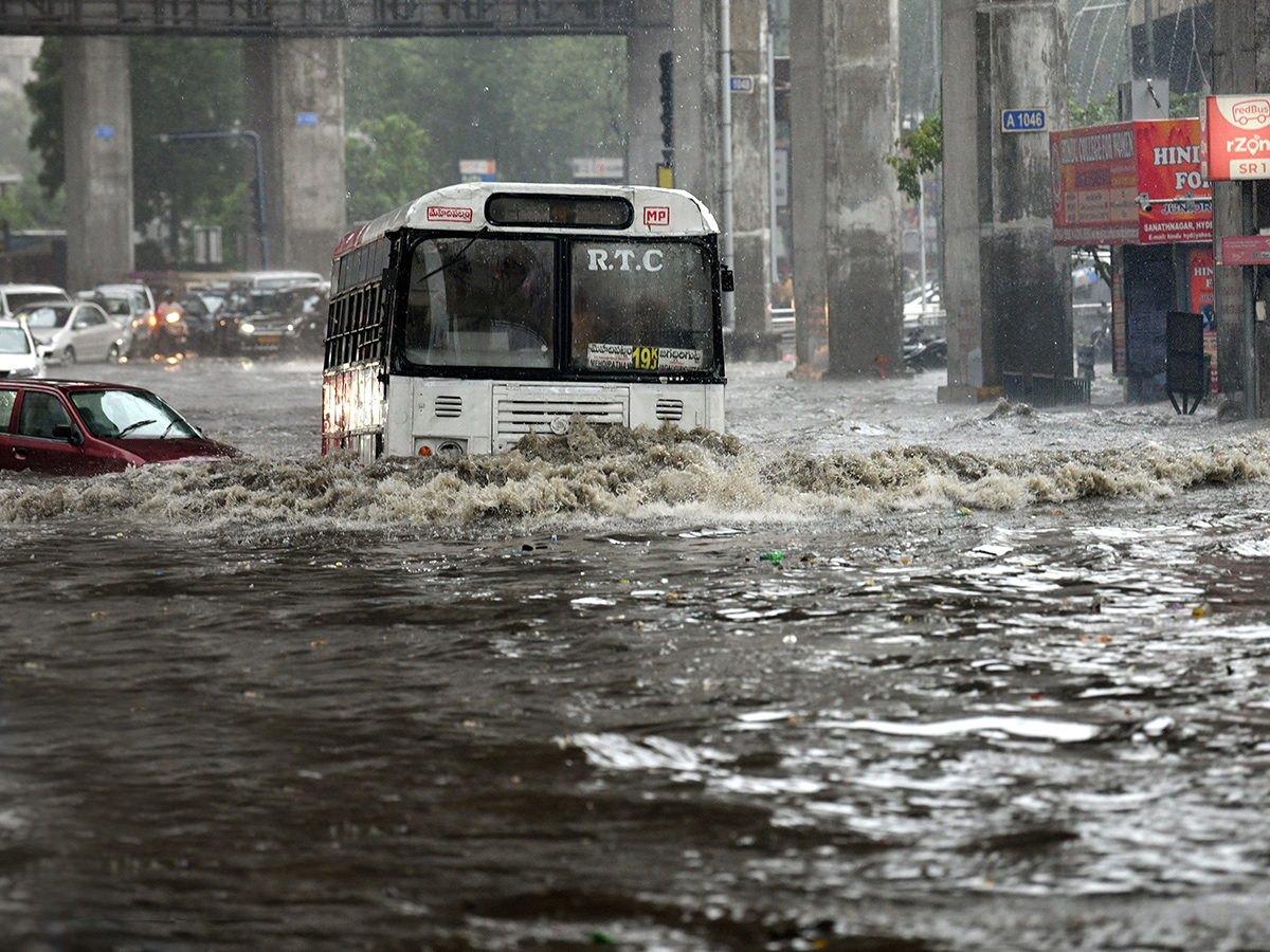 Hyderabad_20Rains_20_20Heavy_20Rain_20Lashes_20Hyderabad__20_2816_29.jpg 16