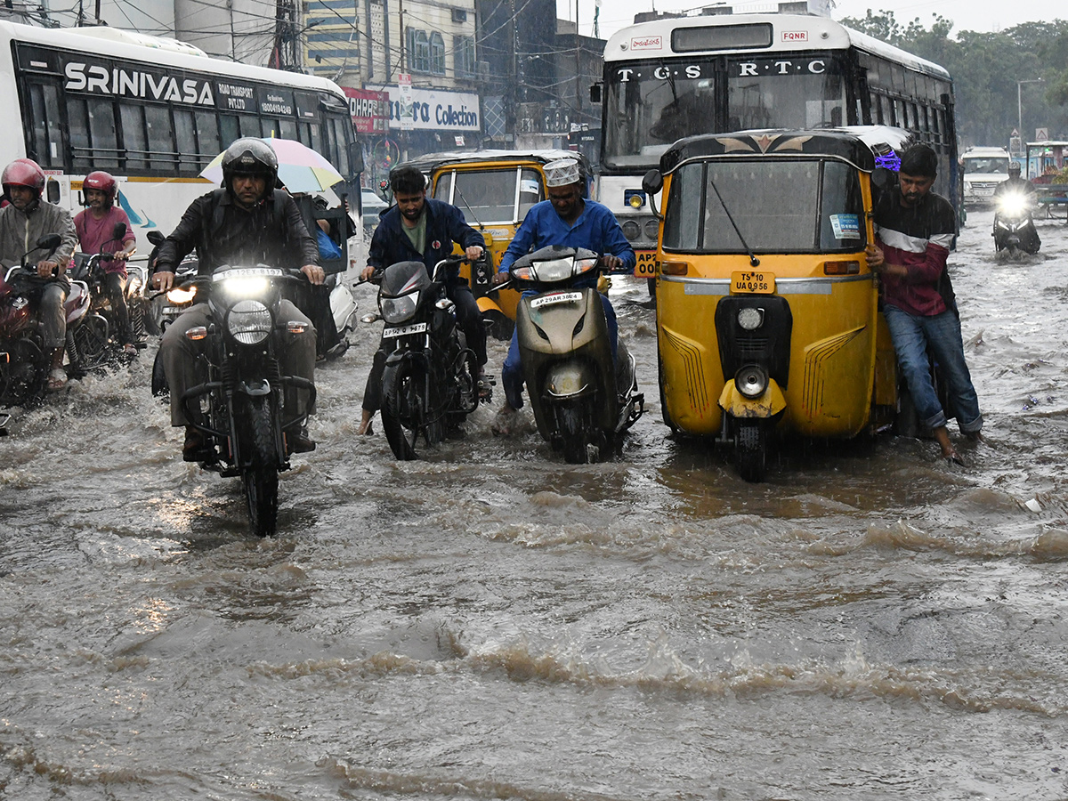 Hyderabad_20Rains_20_20Heavy_20Rain_20Lashes_20Hyderabad__20_2822_29.jpg 22