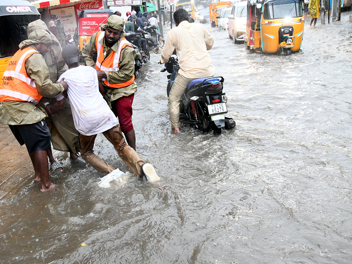 Hyderabad_20Rains_20_20Heavy_20Rain_20Lashes_20Hyderabad__20_2823_29.jpg 23