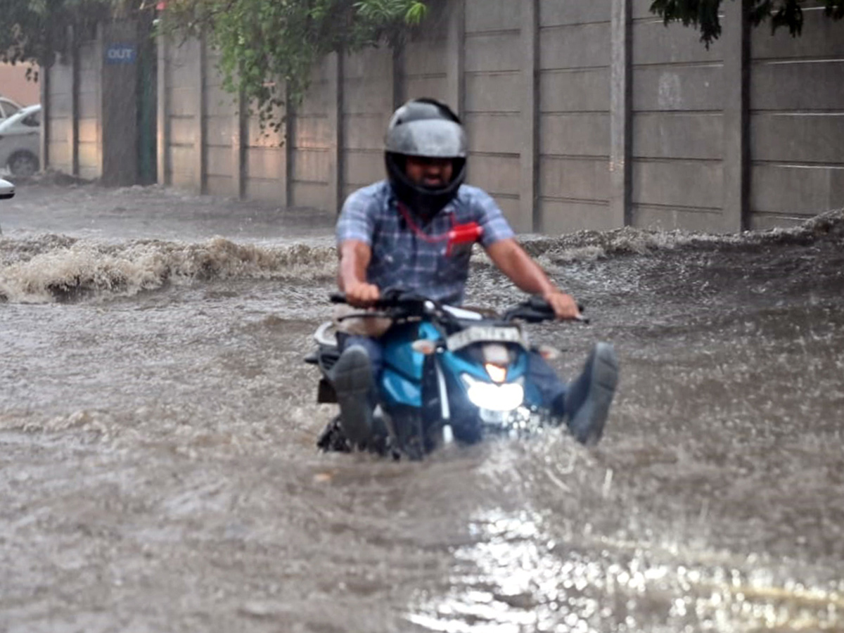 Hyderabad_20Rains_20_20Heavy_20Rain_20Lashes_20Hyderabad__20_2826_29.jpg 26