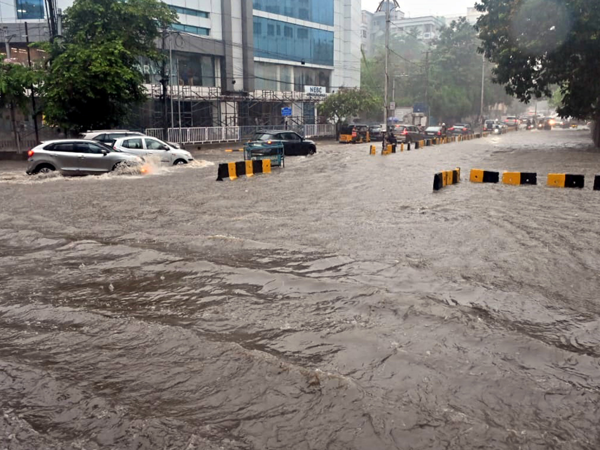 Hyderabad_20Rains_20_20Heavy_20Rain_20Lashes_20Hyderabad__20_2831_29.jpg 31