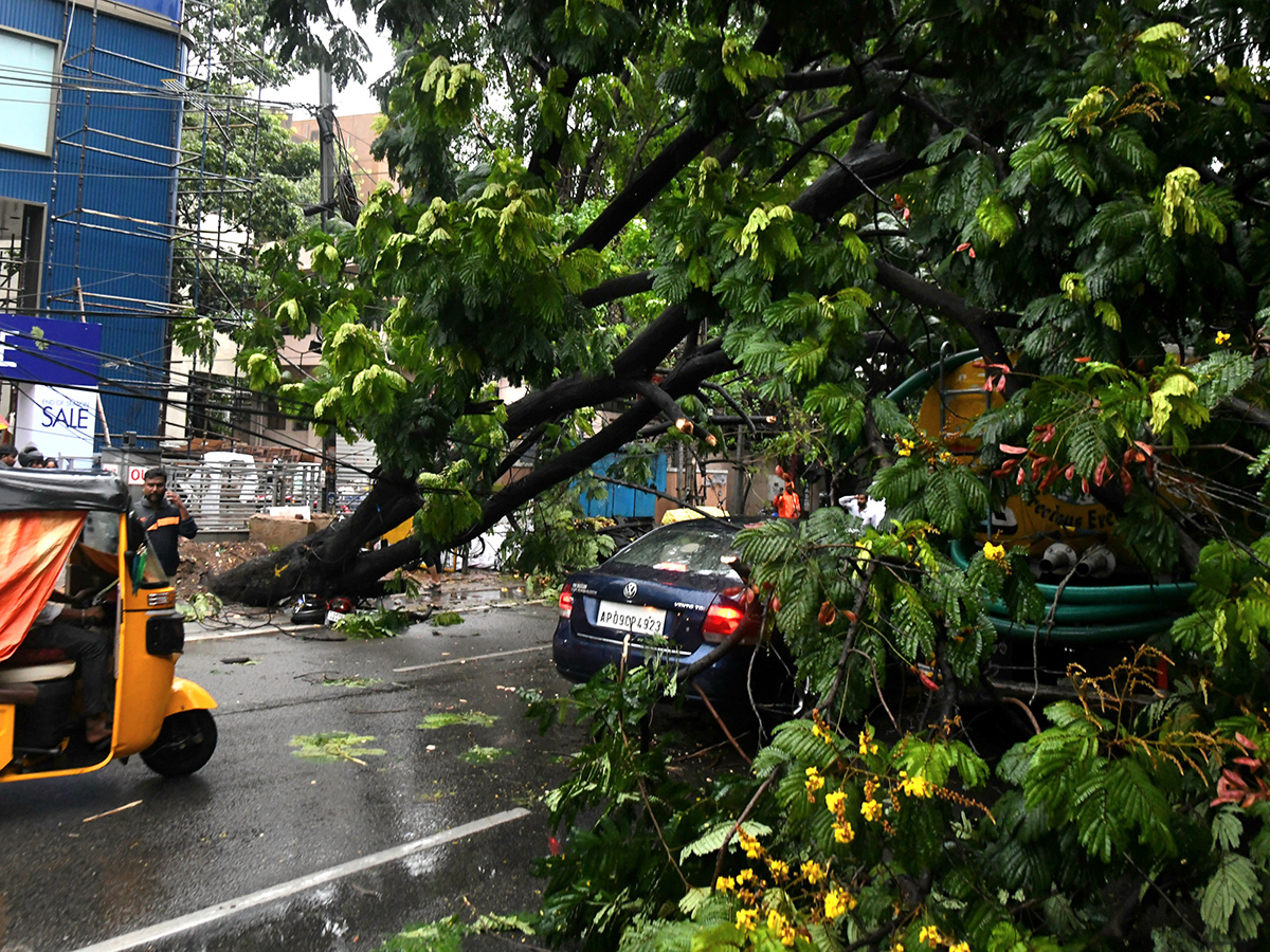 Hyderabad_20Rains_20_20Heavy_20Rain_20Lashes_20Hyderabad__20_2832_29.jpg 32