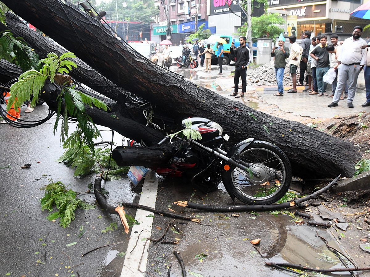 Hyderabad_20Rains_20_20Heavy_20Rain_20Lashes_20Hyderabad__20_2833_29.jpg 33