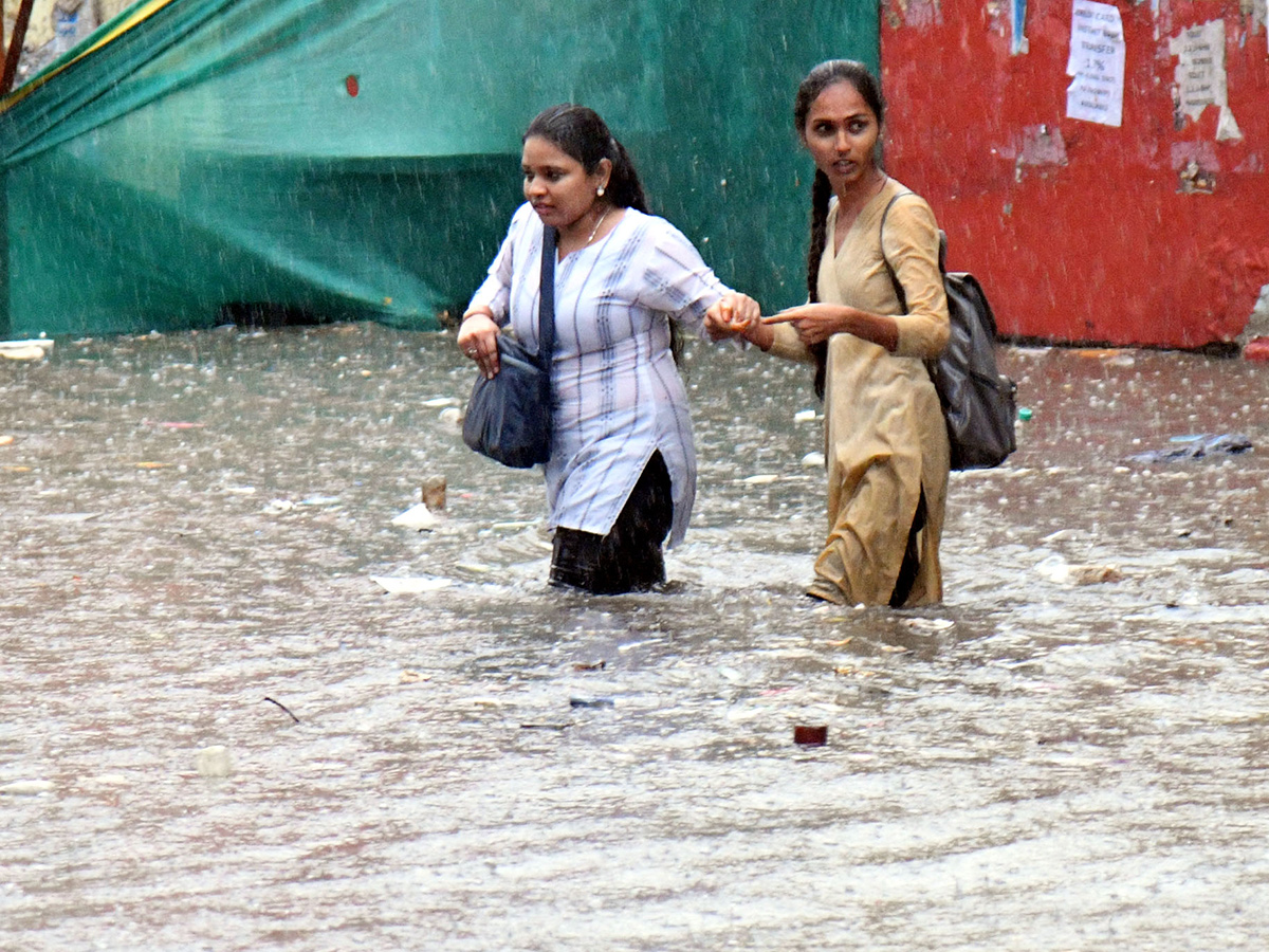 Hyderabad_20Rains_20_20Heavy_20Rain_20Lashes_20Hyderabad__20_2837_29.jpg 37
