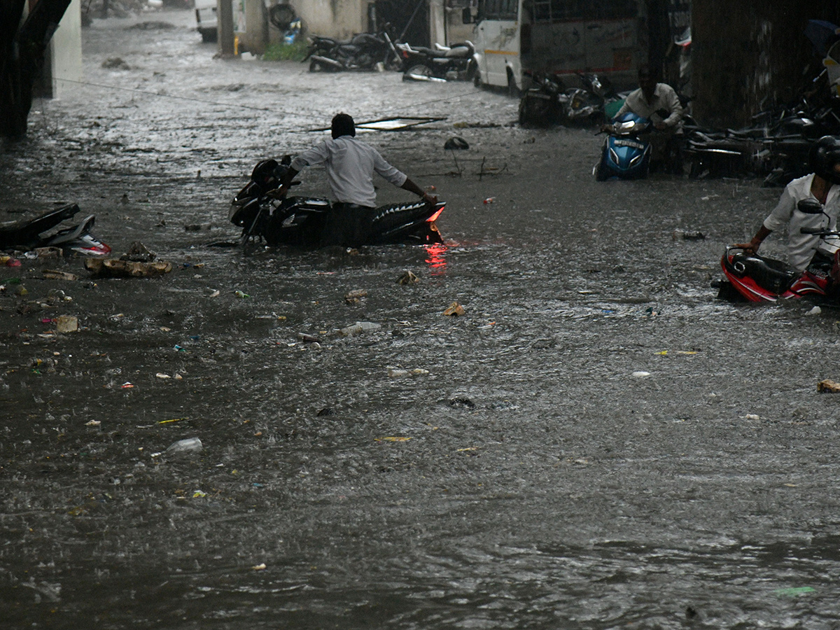 Hyderabad_20Rains_20_20Heavy_20Rain_20Lashes_20Hyderabad__20_283_29.jpg 3