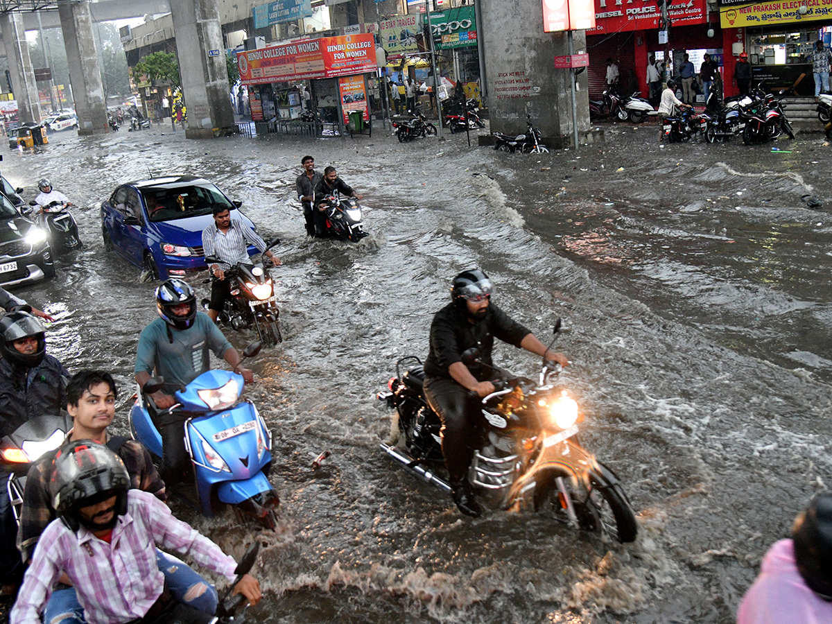 Hyderabad_20Rains_20_20Heavy_20Rain_20Lashes_20Hyderabad__20_284_29.jpg 4