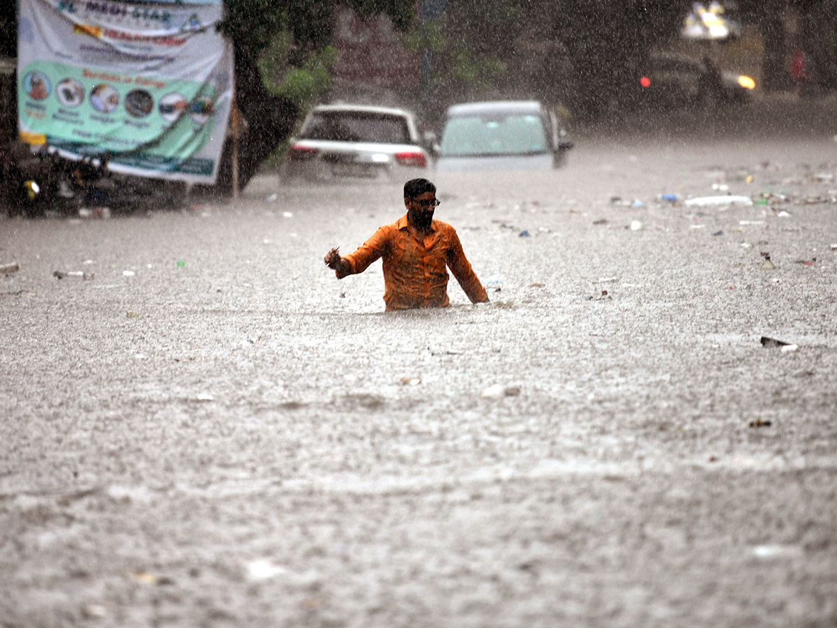 Hyderabad_20Rains_20_20Heavy_20Rain_20Lashes_20Hyderabad__20_286_29.jpg 6