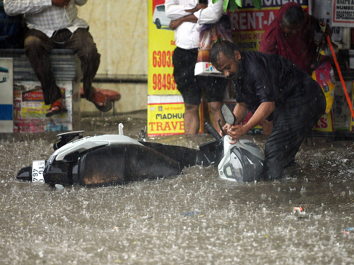 Hyderabad_20Rains_20_20Heavy_20Rain_20Lashes_20Hyderabad__20_287_29.jpg 7