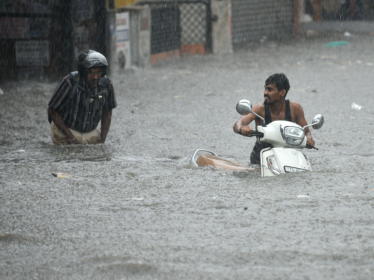 Hyderabad_20Rains_20_20Heavy_20Rain_20Lashes_20Hyderabad__20_288_29.jpg 8