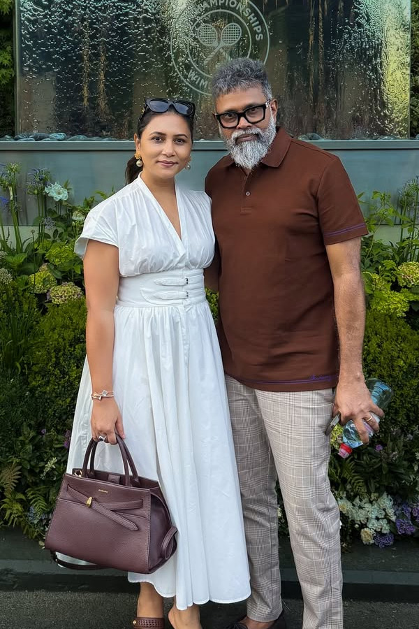 Director_20Sukumar_20With_20Wife_20Thabitha_20enjoying_20in_20US_20Photos_20_287_29.jpg 8